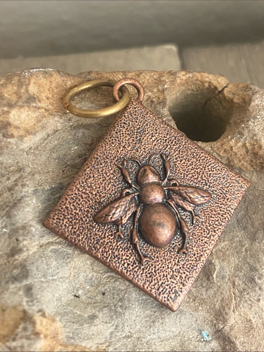 5/$10❤️❤️❤️Vintage Copper Bee Pendant